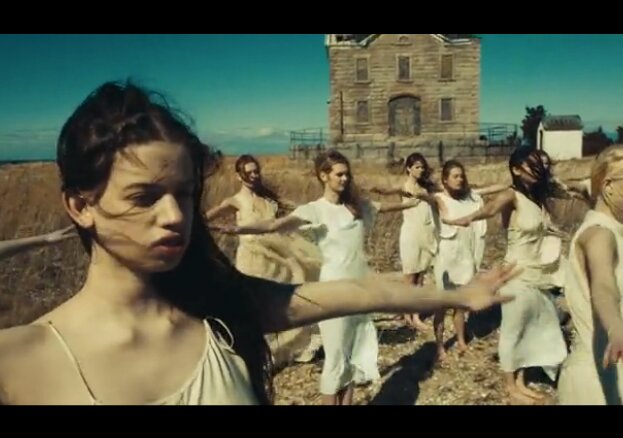 News-Titelbild - Mysteriöser Frauenkult: Seht das Musikvideo zu "Weight Of Love"