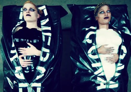 News-Titelbild - Im Musikvideo zu "Emergency" feiern Icona Pop eine Kostümparty im Leichenschauhaus