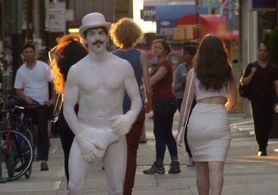 News-Titelbild - Im Musikvideo zu "Go Robot" spaziert Anthony Kiedis fast nackt durch New York