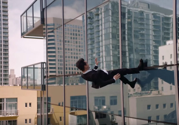 News-Titelbild - Im Video zu "High Hopes" macht Brendon Urie mal eben Spiderman Konkurrenz