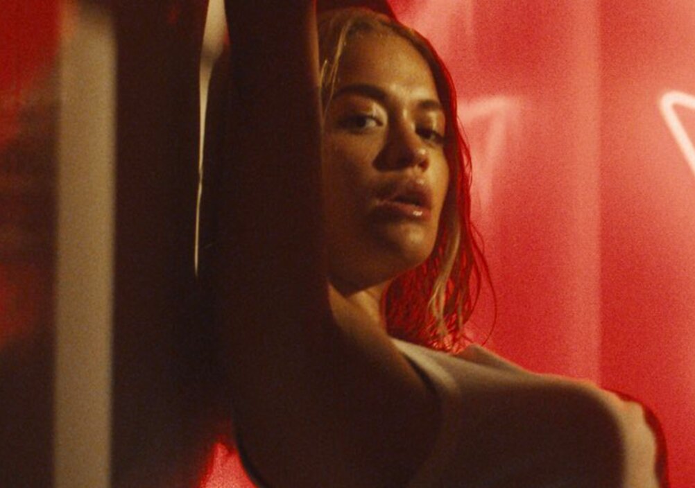 News-Titelbild - Brandheiße Liebesaffäre: Rita Ora im Musikvideo zu "Let You Love Me"