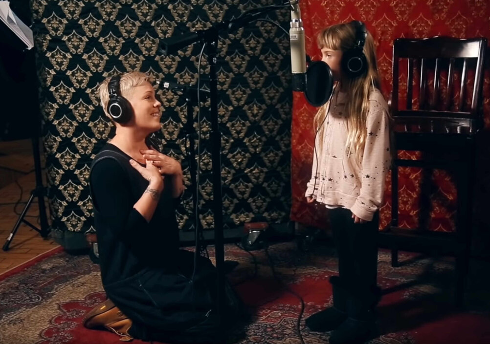 News-Titelbild - P!nk und ihre Tochter Willow Sage Hart singen "A Million Dreams" und es ist einfach nur schön