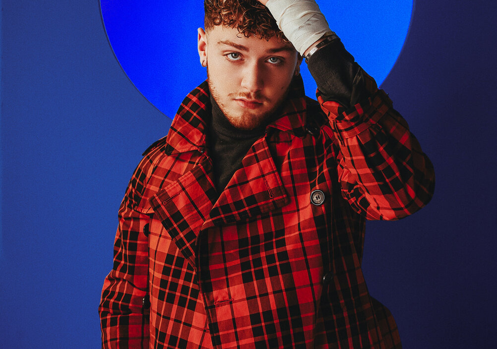 News-Titelbild - "This singer-songwriter is not just hot right now, he is on fire": Bazzi performt "Paradise" in der TODAY Show