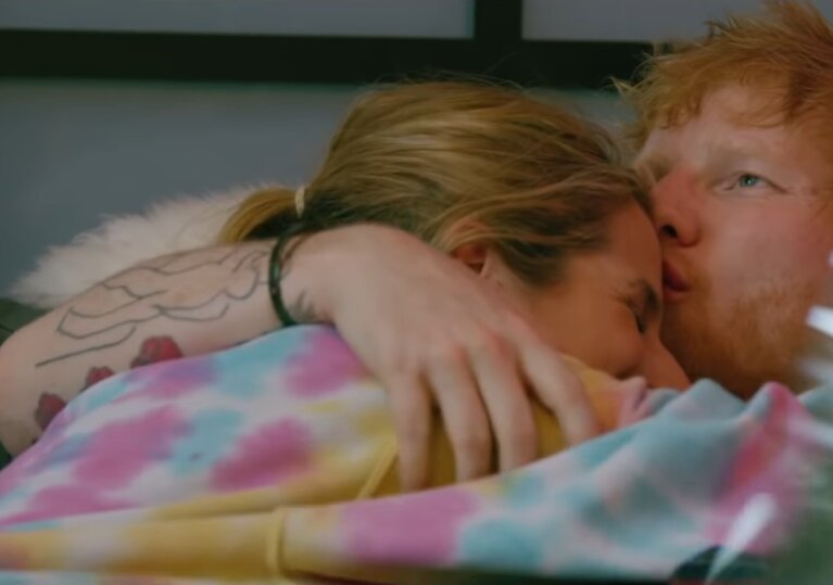 News-Titelbild - Ed Sheeran, seine Cherry und ein verliebter Küchentanz im Musikvideo zu "Put It All On Me"