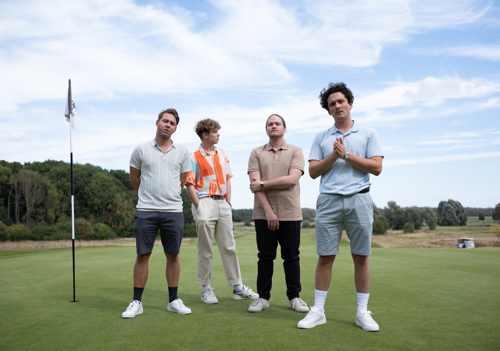 News-Titelbild - Im Musikvideo zu "Chaos" lernen wir Provinz als golfende Söhne aus gutem Hause kennen