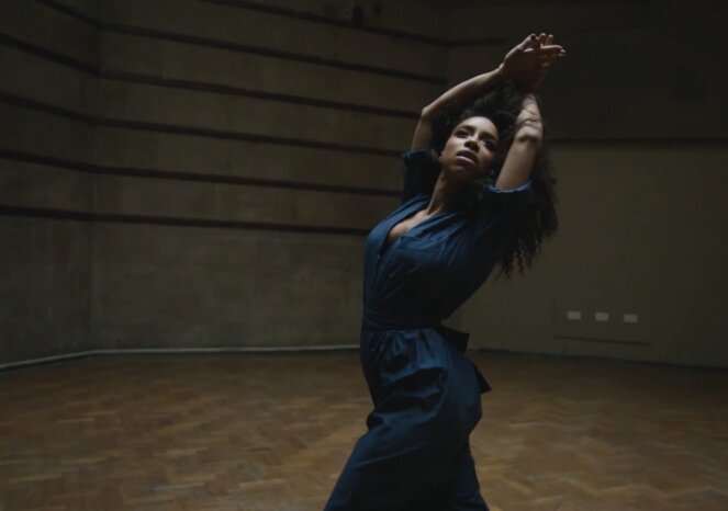 News-Titelbild - Im Video zu "Unstoppable" dürfen wir Lianne La Havas völlig ungeniert beim Tanzen beobachten