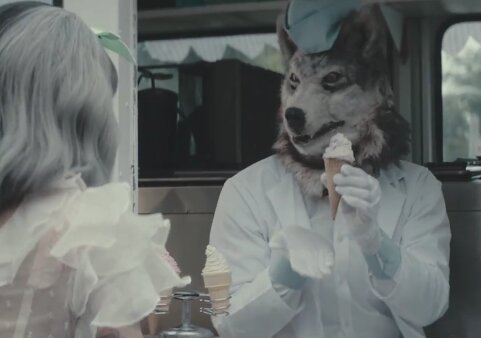 News-Titelbild - Im Doppel-Video zu "Tag, you're it/Milk and Cookies" lernen wir: kaufe niemals Eis von einem Wolf