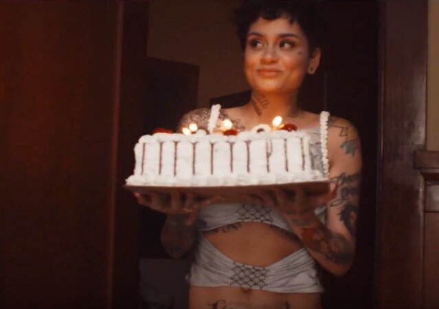 News-Titelbild - Im Musikvideo zu "CRZY" schmeißt Kehlani eine Geburtstagsparty für ihre Freundin