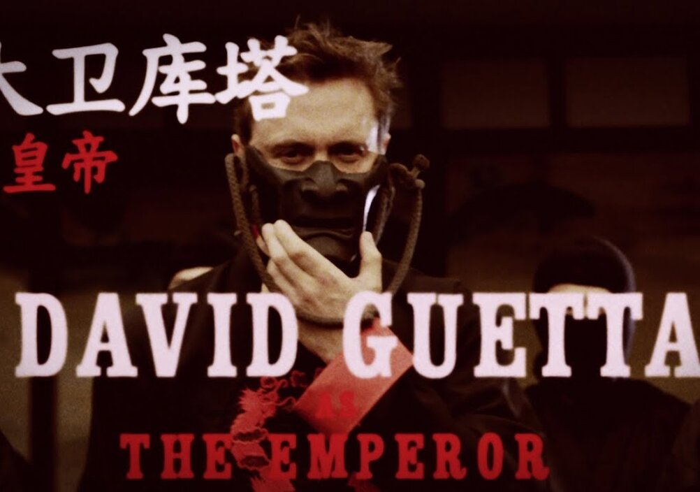 News-Titelbild - Im Video zu "Flames" spielt David Guetta den Superschurken in einem Kung-Fu-Streifen