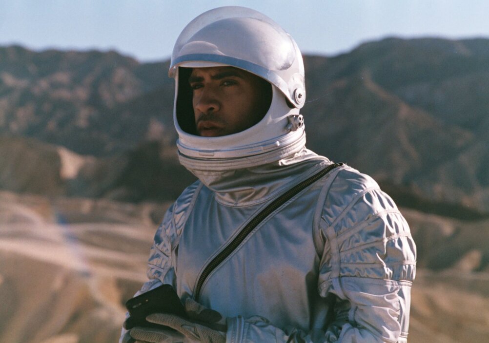 News-Titelbild - Im Musikvideo zu "To The Moon" tut KYLE das einzig Logische: er fliegt zum Mond