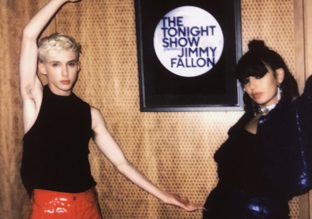 News-Titelbild - Charli XCX & Troye Sivan bringen ihren Song "1999" in die Show von Jimmy Fallon