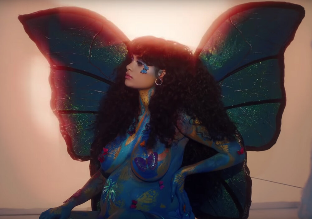 News-Titelbild - Im Video zu "Butterfly" ist Kehlani ein wunderschöner hochschwangerer Schmetterling