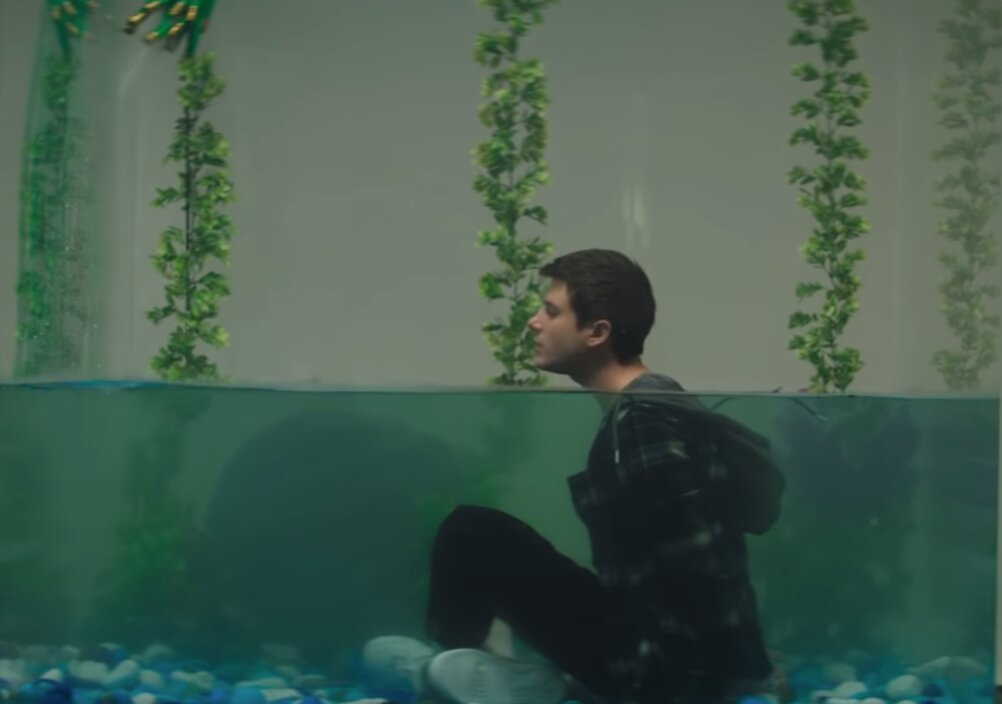 News-Titelbild - Im Video zu "Mind Is A Prison" steht Alec Benjamin das Wasser bis zum Hals