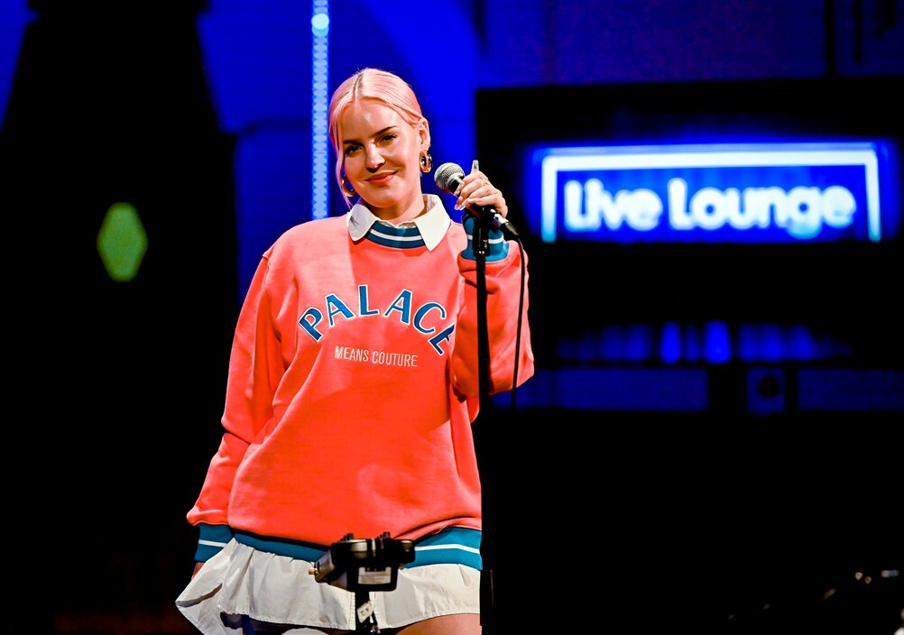 News-Titelbild - In der BBC Live Lounge: Anne-Marie singt "To Be Young" und covert Harry Styles’ "Watermelon Sugar"