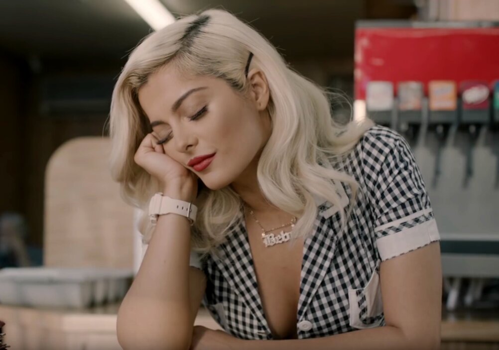 News-Titelbild - Im Musikvideo zu "Meant To Be" lebt Bebe Rexha den amerikanischen Traum