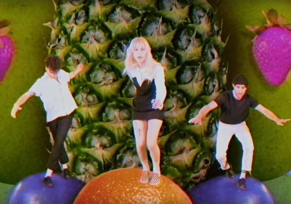News-Titelbild - Im Musikvideo zu "Caught In the Middle" flüchten Paramore vor Monsterfrüchten