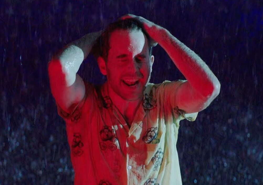 News-Titelbild - So geht "Dancing in the rain" im Jahr 2019: Ben Platt im Video zu seinem neuen Song "Rain"