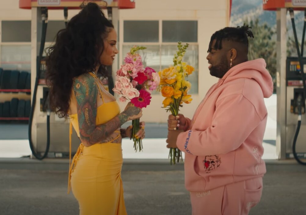 News-Titelbild - Eine Liebe wie ein Blumenmeer – im Video zu Pink Sweat$ und Kehlanis "At My Worst"
