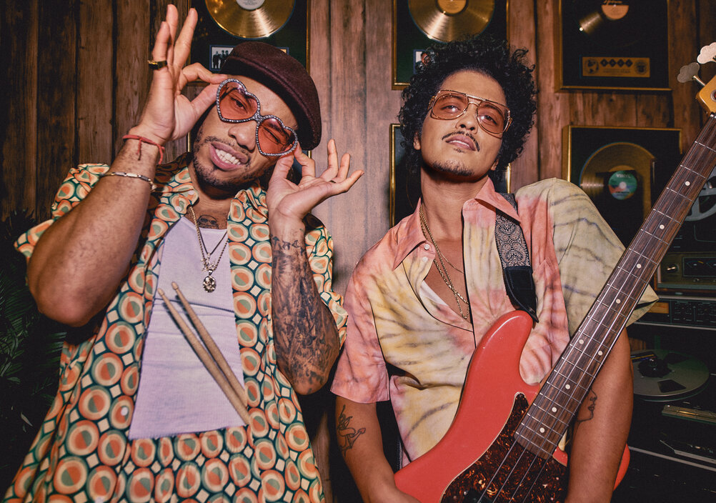 News-Titelbild - Platz 1 gleich mit der ersten Single: "Leave The Door Open" führt die US-Charts an