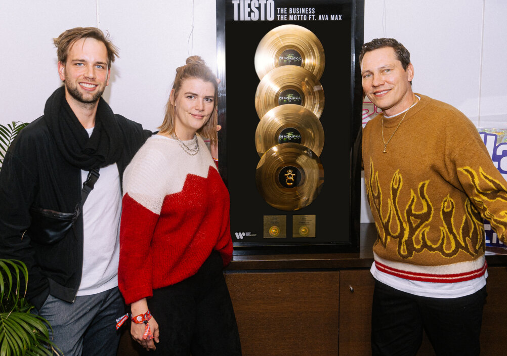 News-Titelbild - Warner Music verleiht Tiësto einen Sammel-Award für seine jüngsten Single-Erfolge