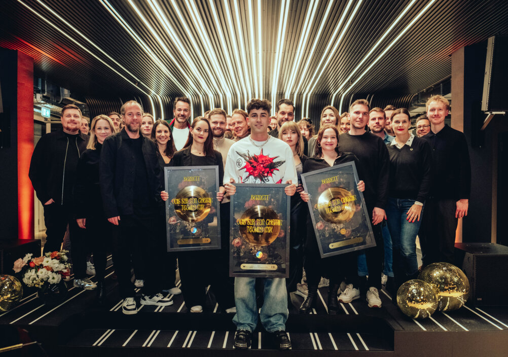 BENNETT: BENNETT und Warner Music zelebrieren Gold und bauen ...