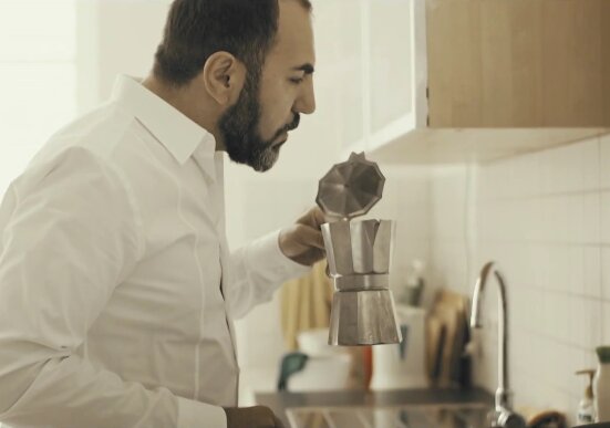 News-Titelbild - Das Video zu "Morning Coffee" beweist einmal mehr: Kaffee hat magische Kräfte