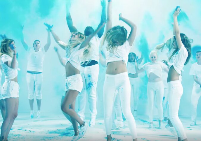 News-Titelbild - Pumpende Beats, hübsche Frauen und blaue Farbexplosionen im Video zu "Into The Blue"