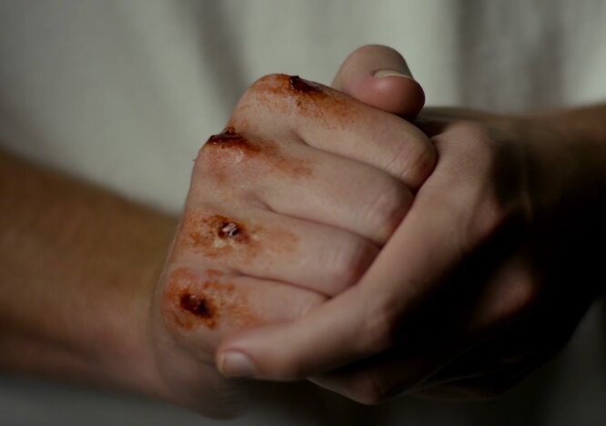 News-Titelbild - Im Video zu "Dangerously" schlägt sich ein liebeskranker Charlie Puth die Hände blutig