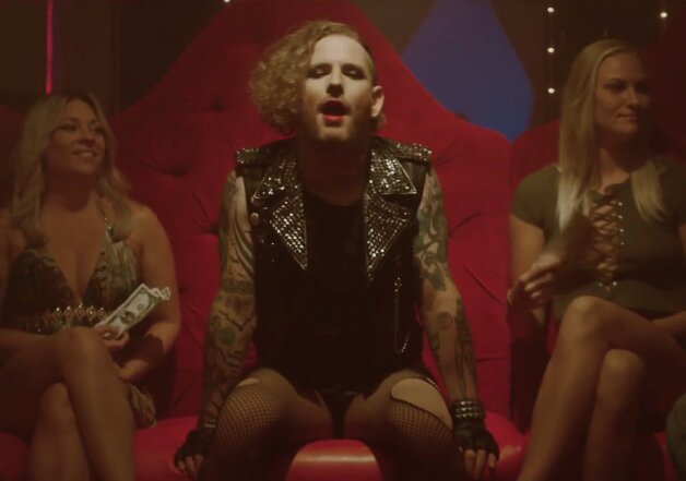 News-Titelbild - Corey Taylor als Drag Queen: Hier das Musikvideo zu "Rose Red Violent Blue" sehen