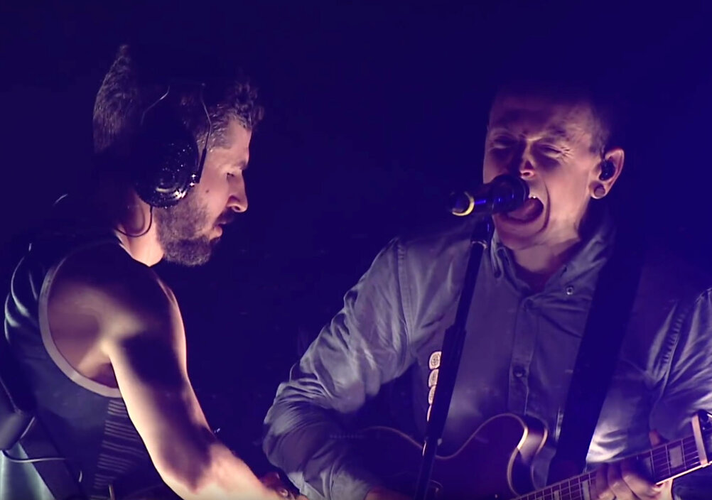 News-Titelbild - Vom neuen Live-Album: Chester Bennington und Brad Delson spielen "Sharp Edges"