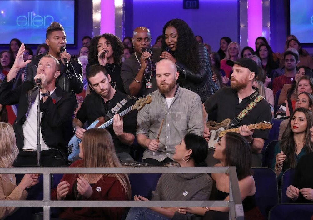 News-Titelbild - Mitten im Publikum sitzend: Coldplay performen "Cry, Cry, Cry" bei Ellen DeGeneres