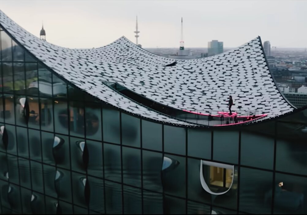 News-Titelbild - Udo rockt auf dem Dach der Elbphilharmonie – im offiziellen Musikvideo zu "Mittendrin"