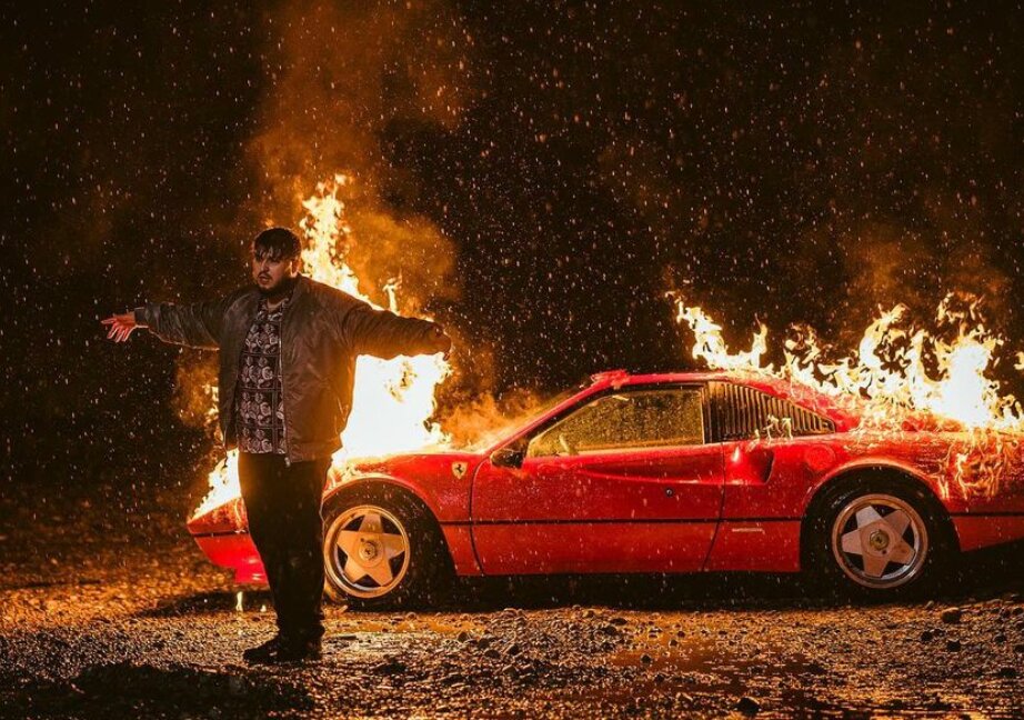 News-Titelbild - Während IMMI einen "tanz im regen" macht, geht nicht nur sein Ferrari in Flammen auf