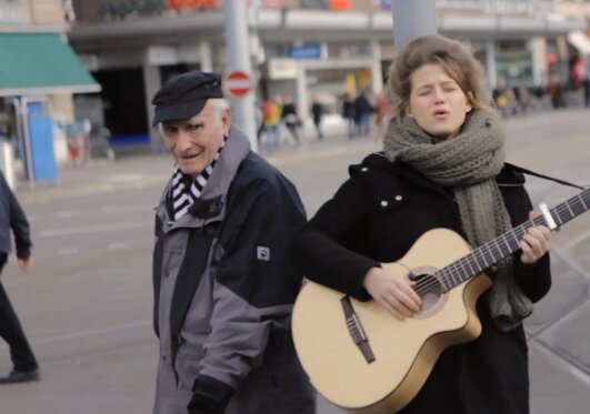 News-Titelbild - Selah Sue spielt neuen Song "Always Home" in den Straßen von Zürich