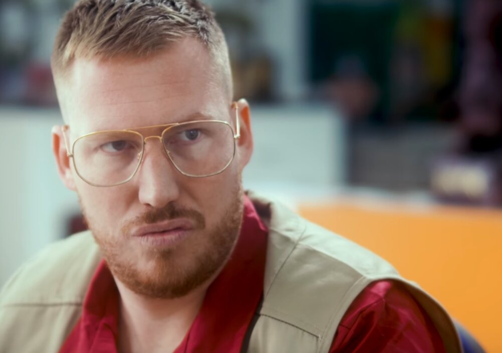 News-Titelbild - Im Musikvideo zu "Mamma Mia" vergeht HUGEL als Supermarktkassierer Hören und Sehen