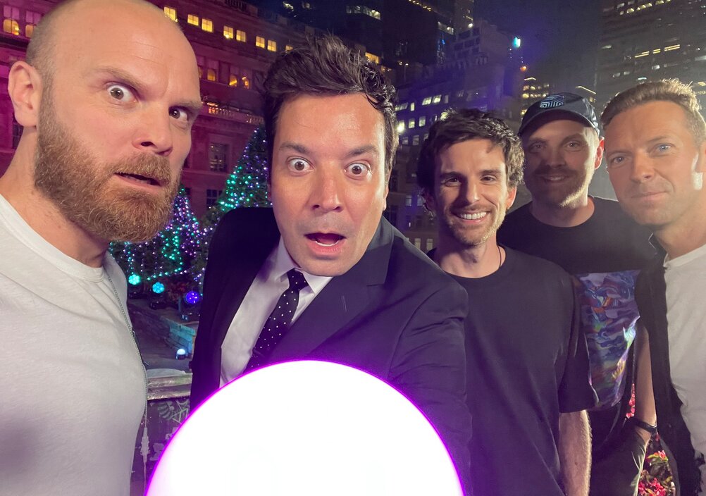 News-Titelbild - Jimmy Fallon leistet Coldplay beim Auftritt mit "Higher Power" in seiner Show Gesellschaft