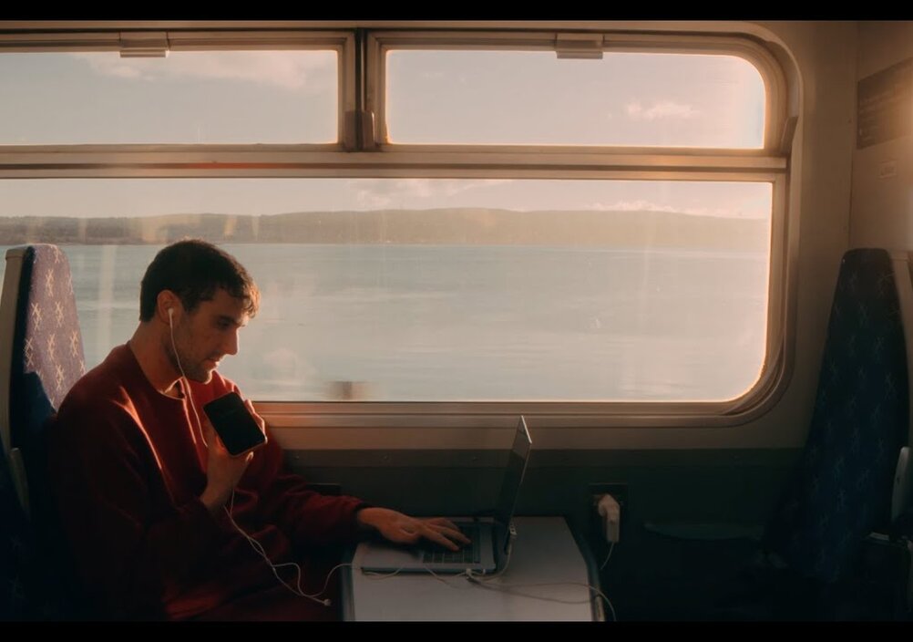 News-Titelbild - Fred again.. geht im Video zu "Kahan (Last Year)" auf die schönste Zugfahrt seines Lebens