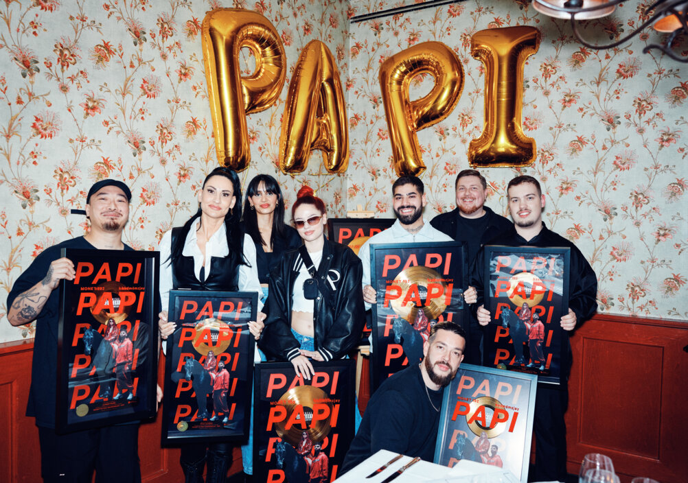 News-Titelbild - Warner Music feiert mit Monet192 und badmómzjay Gold-Auszeichnung für "Papi"