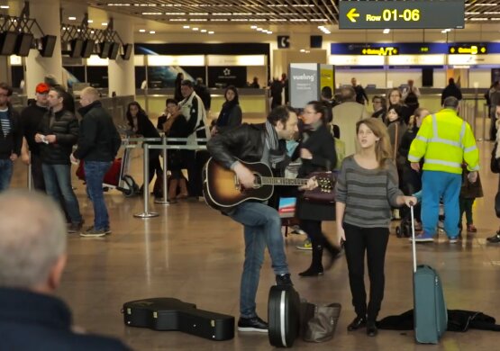 News-Titelbild - Selah Sue spielt neuen Song "Feel" in der Wartehalle des Brüsseler Flughafens