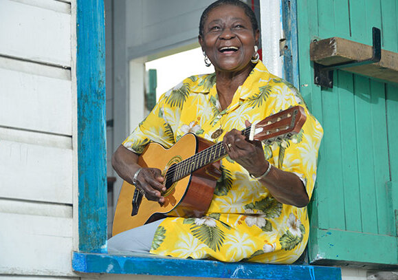News-Titelbild - Fit mit 75: Calypso Rose mit "I Am African" und "Abatina" im französischen Fernsehen