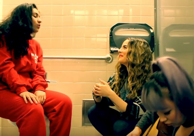 News-Titelbild - JoJo und Alessia Cara schmettern gemeinsam "I Can Only" – in einer Toilettenkabine