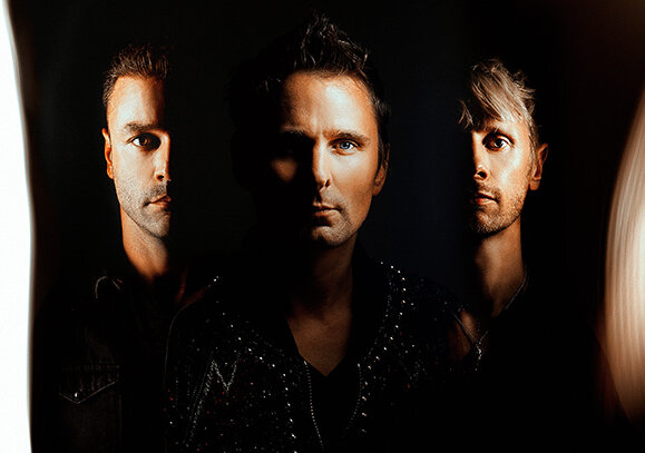 News-Titelbild - Wenn ihr steht, setzt euch: Muse sind Secret Headliner der Warner Music Night beim Reeperbahn Festival