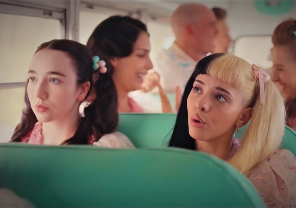 News-Titelbild - Im Video zu "Wheels On the Bus" geht Melanie Martinez auf eine schräge Klassenreise