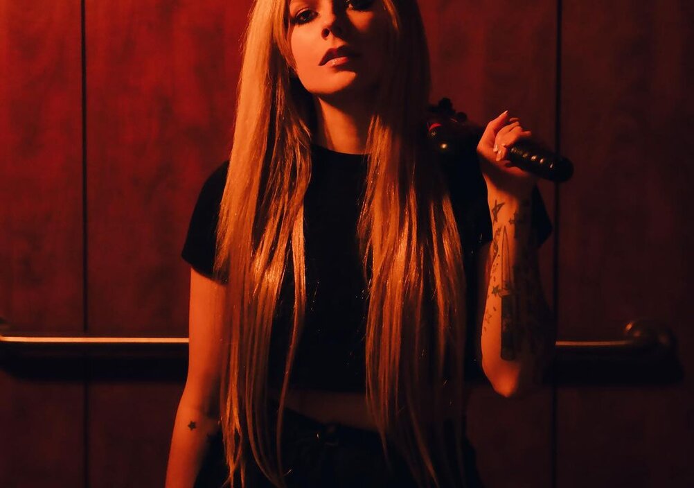 News-Titelbild - Avril Lavigne auf Rachefeldzug – im Video zur neuen Akustikversion von "Bite Me"