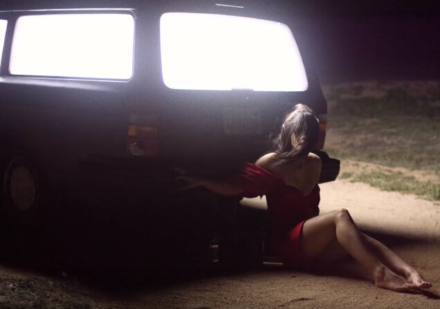News-Titelbild - Einsames Trauern in der Wüste: Bat For Lashes' starkes Musikvideo "In God’s House"