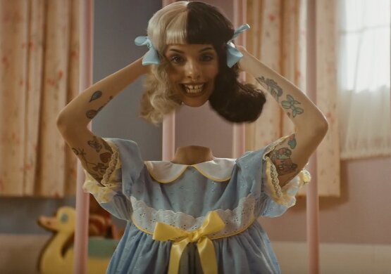 News-Titelbild - Im Musikvideo zu "Pacify Her" tut Melanie Martinez alles, um Aufmerksamkeit zu erregen