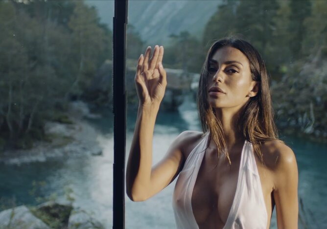 News-Titelbild - Gewaltige Natur & gewaltig schöne Frauen im Musikvideo zu "Don’t Stop Loving Me"