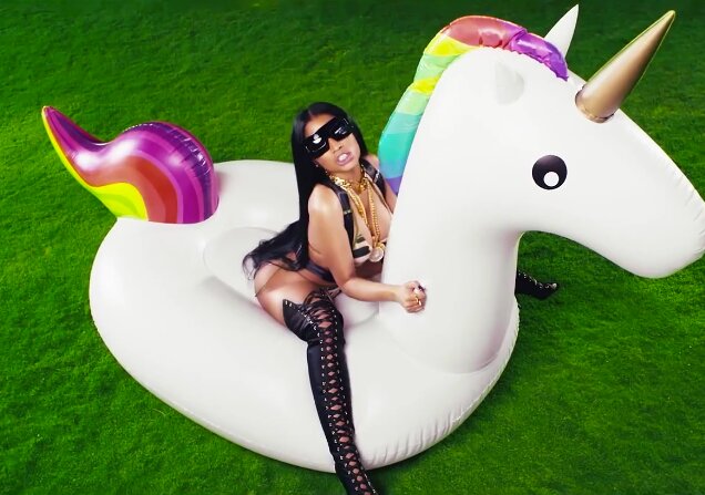 News-Titelbild - Richtig gesehen: Im Video zu "Make Love" reitet Nicki Minaj ein aufblasbares Einhorn