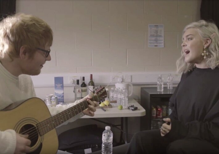 News-Titelbild - Backstage-Session: Anne-Marie & Ed Sheeran spielen "Ciao Adios" und haben viel Spaß dabei