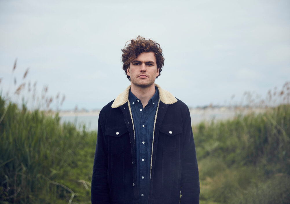 News-Titelbild - So toll ist Vance Joy live: "Lay It On Me" und "Riptide" bei "Last Call with Carson Daly"